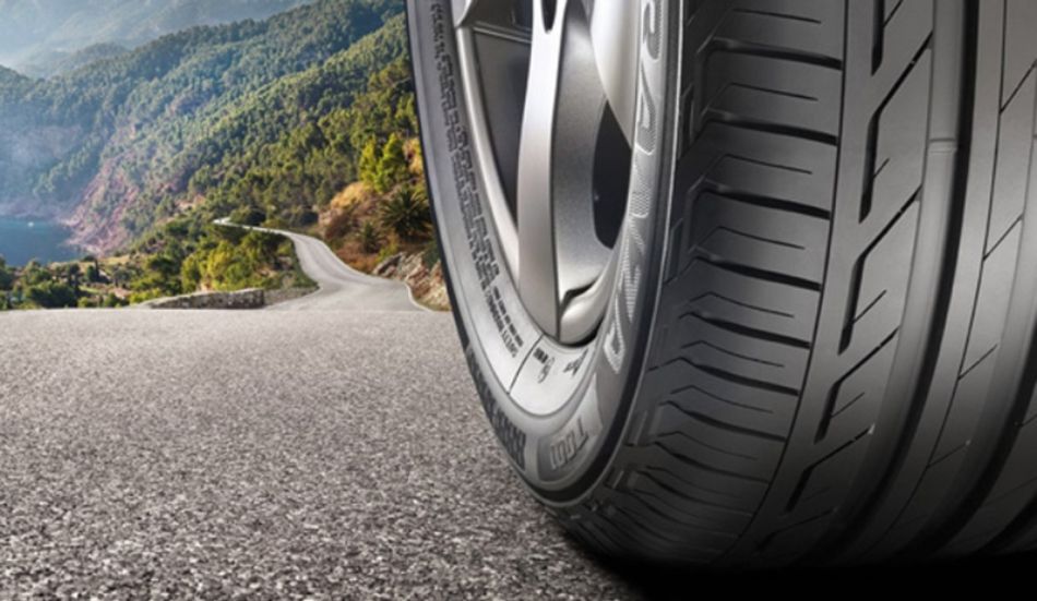Esta imagem se refere a um pneu na estrada