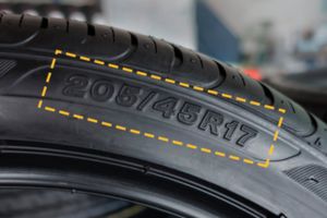 Imagem ilustrando um pneu com destaque na sua medida, facilitando a identificação pelo usuário.