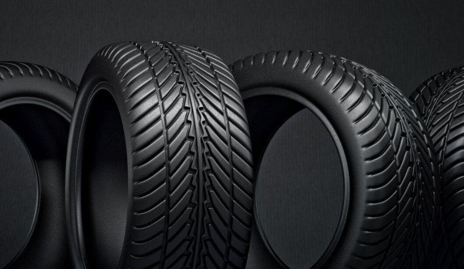Esta imagem se refere a três pneus em um fundo preto