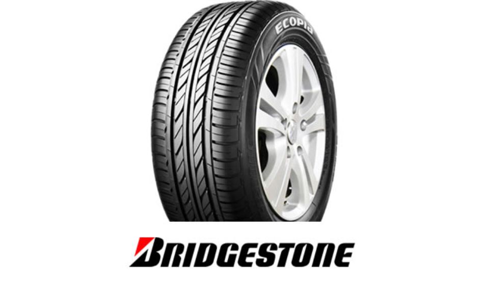 Esta imagem se refere a um pneu bridgestone com a marca em preto e fundo branco