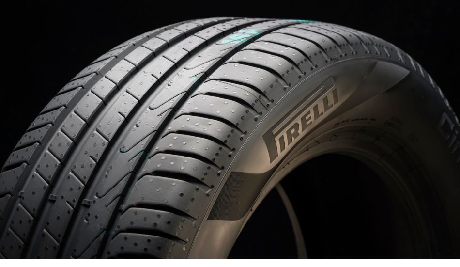 esta imagem se refere ao pneu da marca pirelli, com um fundo preto