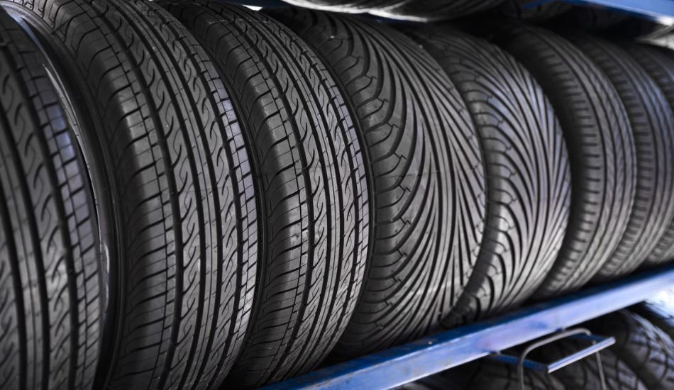 esta imagem se refere a uma gama de pneus dispostos em uma prateleira
