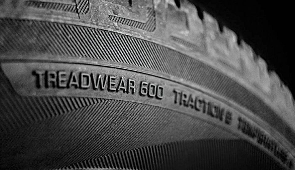 Esta imagem se refere a um pneu mostrando o treadwear.